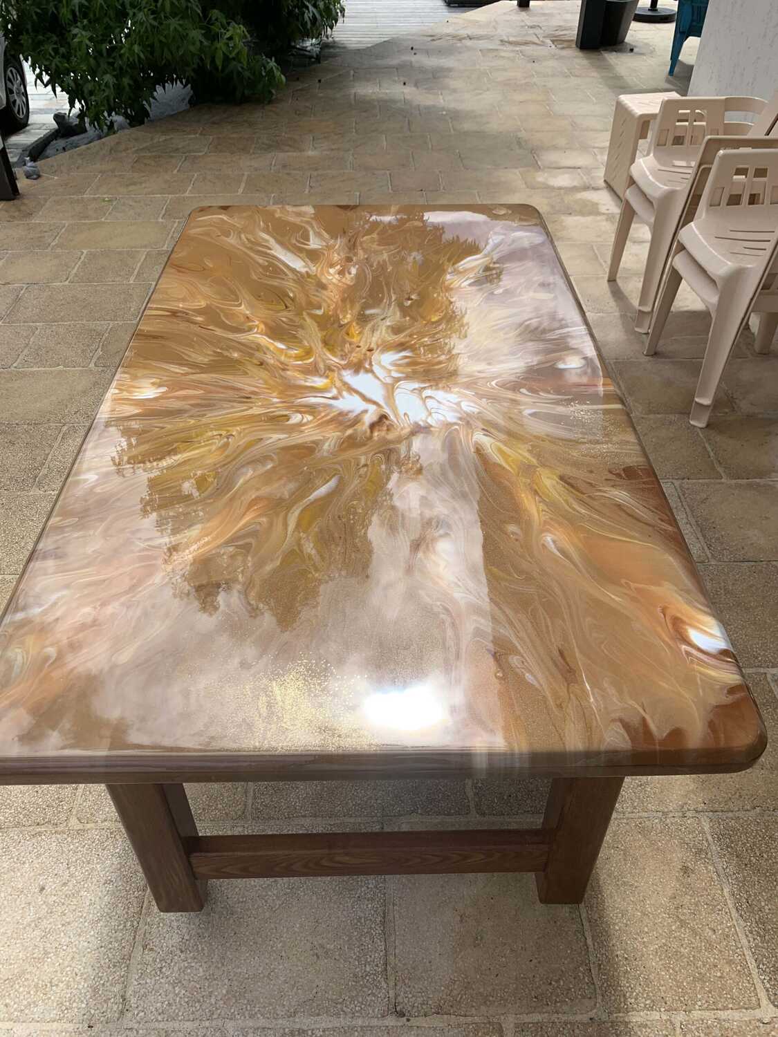 Photo de la création d'une table en bois avec de la résine d'époxy