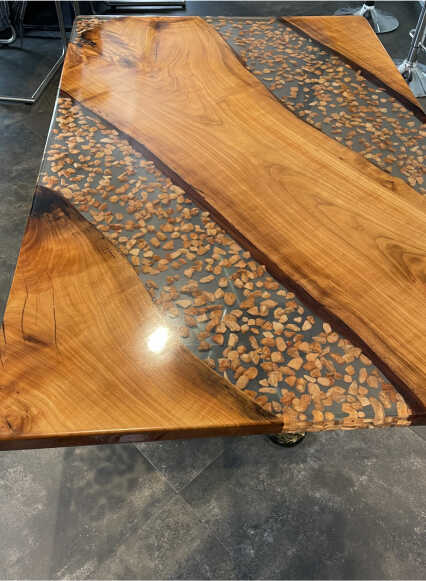 Photo de la création d'une table en bois et résine d'époxy